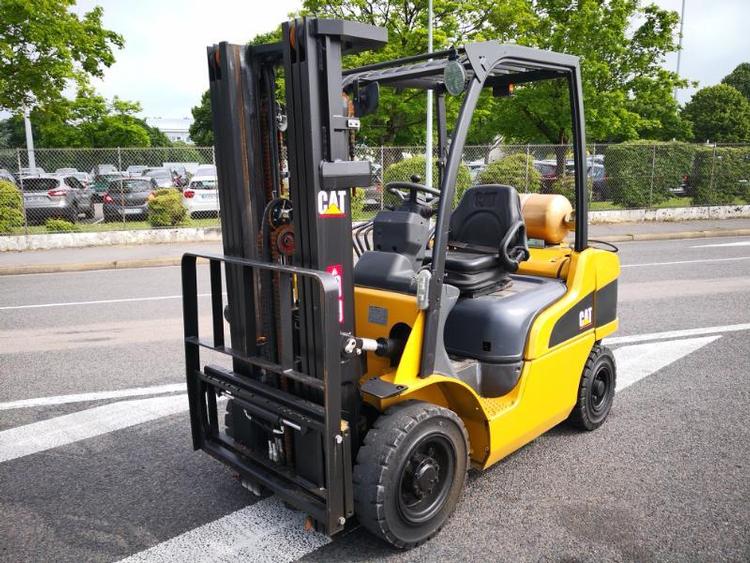 Chariot élévateur frontal 4 roues Caterpillar GP25N