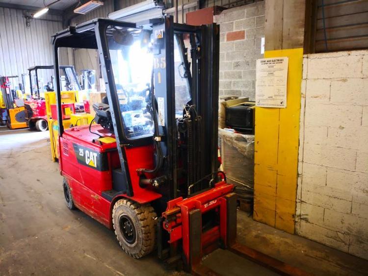 Chariot élévateur frontal 4 roues Caterpillar EP25K