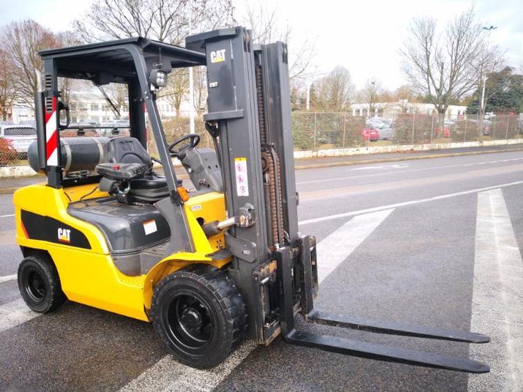 Chariot élévateur frontal 4 roues Caterpillar GP30NT